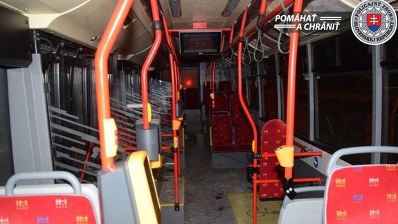 Pomôžte nájsť agresorov z autobusu! Surovo zbili manželský pár, ktorý ich napomenul