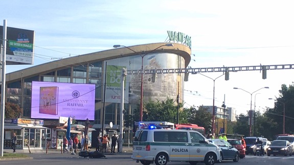 FOTO Ďalšia nehoda motorkára na Bajkalskej, v jej okolí sa tvoria početné zápchy