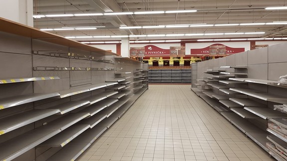Obe bratislavské predajne Carrefouru ešte stále fungujú - aj s prázdnymi regálmi...