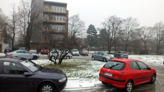 Parkovisko pri škole zabrali cezpoľní, sťažujú sa vodiči na Svrčej ulici