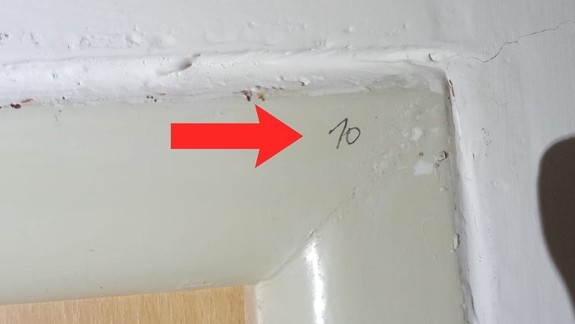 Pribudla vám pri vchode do bytu na stene značka perom? Asi si vás vytypovali zlodeji