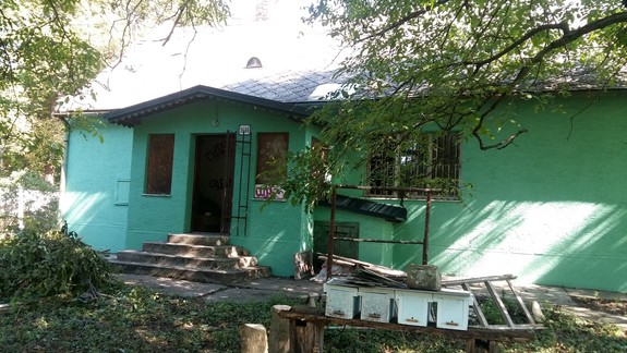 FOTO: Neskutočná bieda: Čo sa skrýva za čerstvo natretou fasádou Starohájskej hájovne?