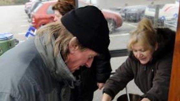 Ľudí bez domova v Petržalke zahriala kapustnica