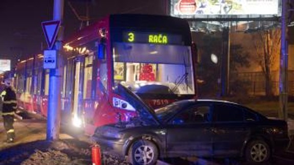 Na Račianskej ulici sa zrazila električka s osobným autom