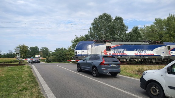 Zdvihnuté rampy napriek prichádzajúcemu vlaku? Starosta Jaroviec upozorňuje na poruchovosť železničného priecestia