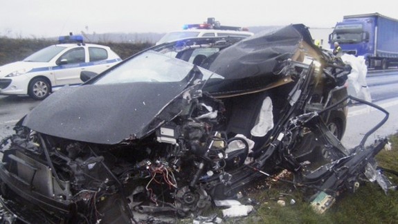 Muž pri predbiehaní narazil do autobusu MHD