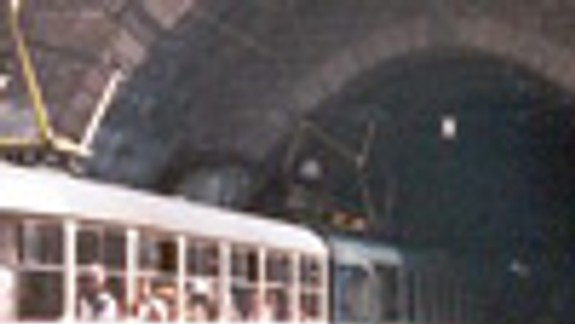  S kočíkom vystupujte z električky iba vpredu!