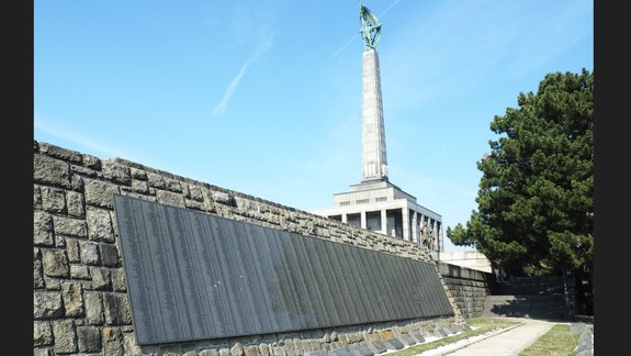 Všimli ste si? Slavín sa postupne rozpadá.