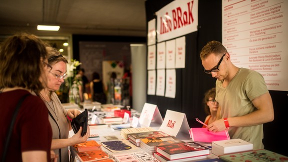 Nový folklór ovládne Novú Cvernovku, kde sa dnes začína Bratislavský knižný festival