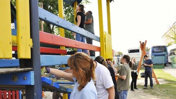 Dobrovoľníci opravujú staromestské detské ihriská