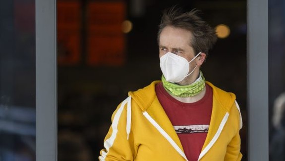 Respirátory sú od pondelka povinné vo všetkých interiéroch