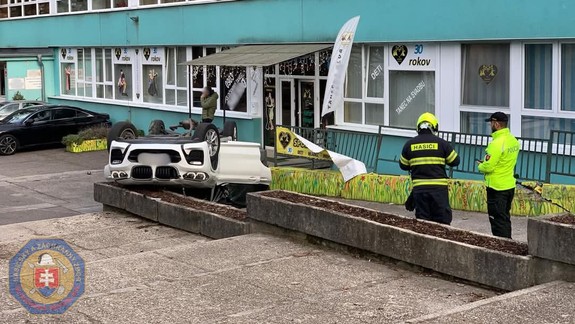 Pred základnou školou v Dúbravke sa prevrátilo osobné auto