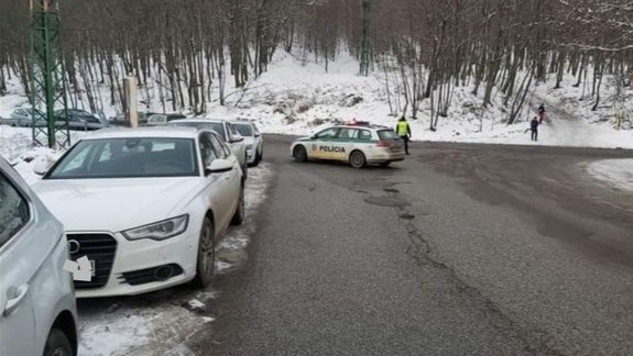 Cesta na Pezinskú Babu je pre zlú zjazdnosť uzavretá