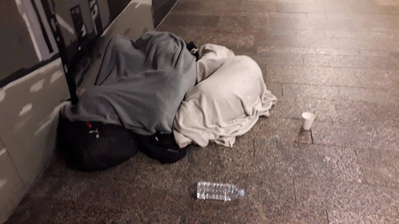 VIDEO A FOTO: Žijú alebo sú mŕtvi? Bratislavčanov vydesili telá ležiace v podchode v centre mesta