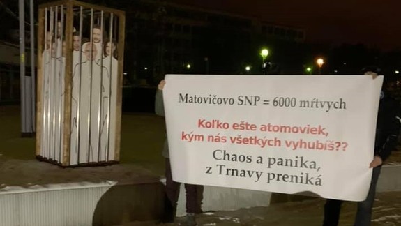 Pred úradom vlády sa v noci objavila klietka hanby