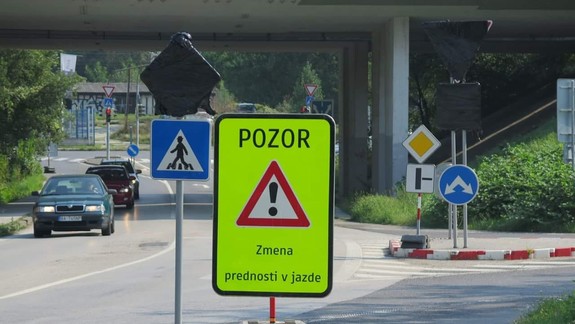 FOTO: Motoristi dávajte si pozor - od dnes došlo k zmene organizácie dopravy pri výjazde na D2 za železničnou stanicou v Lamači!