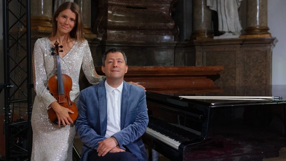 V kostole Klarisky zaznejú krásne vianočné melódie: Predstavia sa klavirista Peter Zbranek a huslistka Victoria Linnen