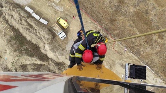 Dráma: Hasiči zachraňovali na Bajkalskej žeriavnika