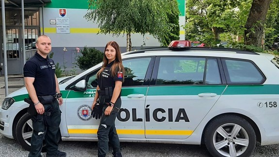 Policajti v hustom zadymení v byte zachránili muža, ktorý bol po nočnej službe a zaspal