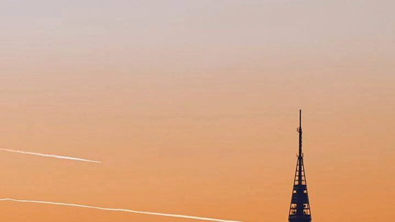 FOTO: Televízna veža na Kamzíku v hlavnej úlohe efektného fotopríbehu