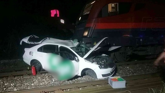 Nehoda: Na železničnom priecestí sa zrazil vlak s taxíkom, ktorý išiel na červenú