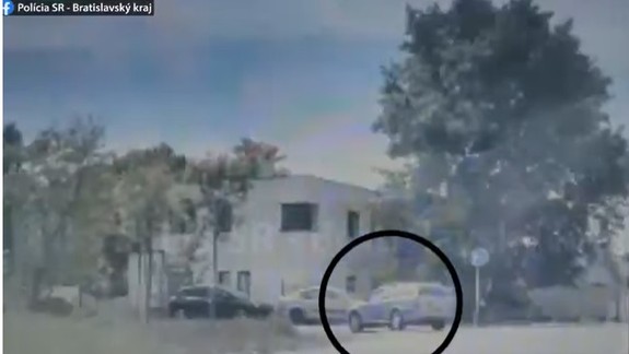VIDEO: Bratislavskí PMJ-čkári chytili vodiča, ktorý šoféroval napriek zákazu - vošiel totiž do slepej uličky...