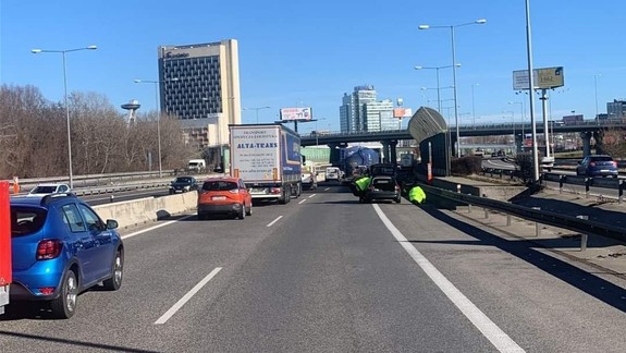 Nehoda: Na diaľnici zrazilo nákladné auto chodca