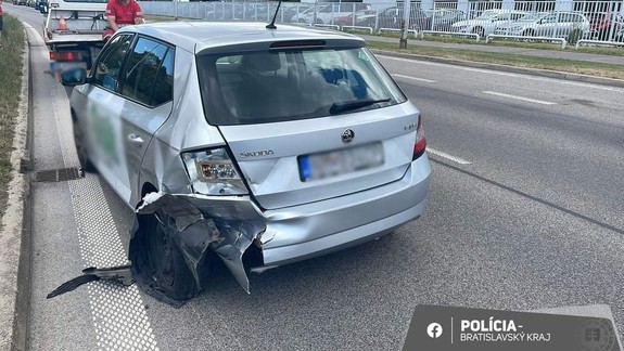 Nehoda: Na Dolnozemskej sa zrazili dve osobné autá