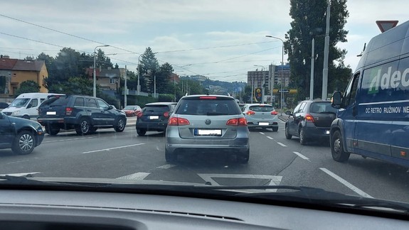 Pri vjazde do Bratislavy zo Stupavy si vodiči počkajú aj hodinu