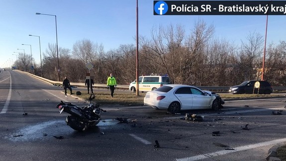 FOTO: Pri zrážke s mercedesom prišiel v Petržalke o život 60-ročný motorkár