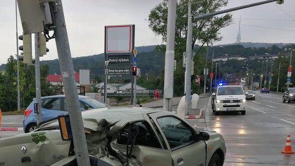 VIDEO: Policajti zverejnili zábery z nehody na Patrónke, pri ktorej autobus narazil do osobného auta - jeho vodička stále bojuje o život!