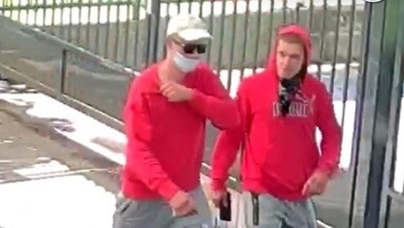 Nepoznáte týchto mužov? Mohli by pomôcť objasniť krádež