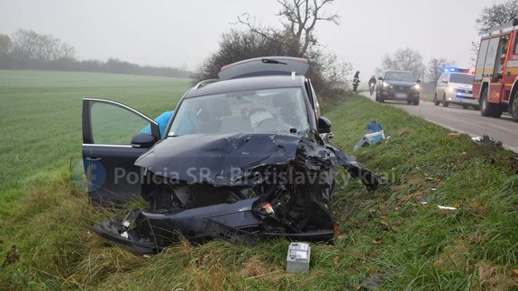 Nehoda: Vodička prešla do protismeru a čelne sa zrazila s protiidúcim autom