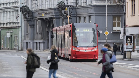 FOTO: Po Špitálskej opäť jazdia električky