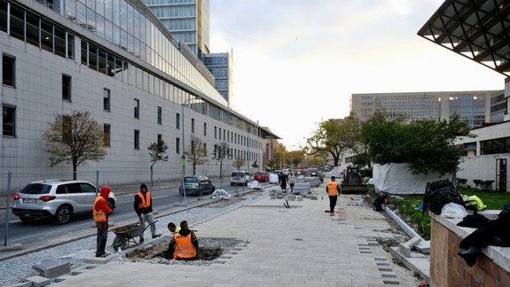 Na Mýtnej prebieha úplne prvá pokládka Bratislavskej dlažby, takto vyzerá