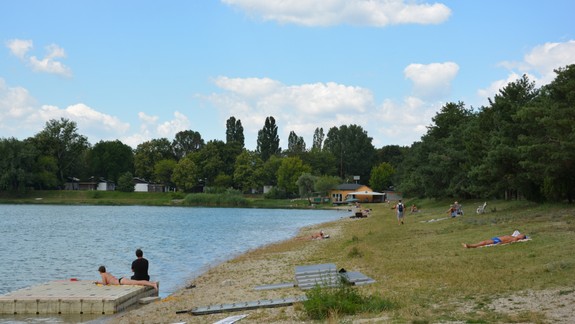VIDEO: Na Zlatých pieskoch sa leto ešte neskončilo - stále sa sem chodí veľa ľudí opaľovať, kúpať a zašportovať si