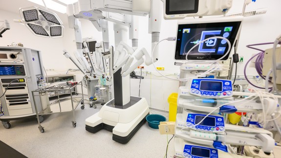 V Nemocnici Ružinov spustili robotický operačný systém da Vinci, pomáha pri práci chirurgom
