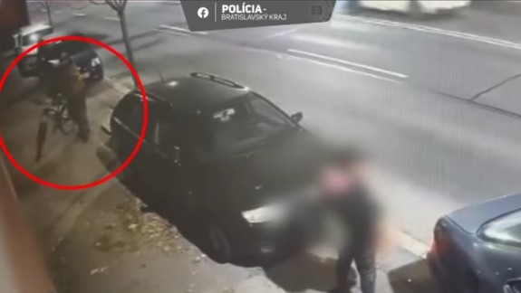VIDEO: Na Šancovej sa počas parkovania strhla hádka, policajti pátrajú po identite muža z kamerového záznamu