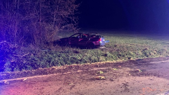 Tragická nehoda: Vodič vyletel z cesty a následným zraneniam podľahol