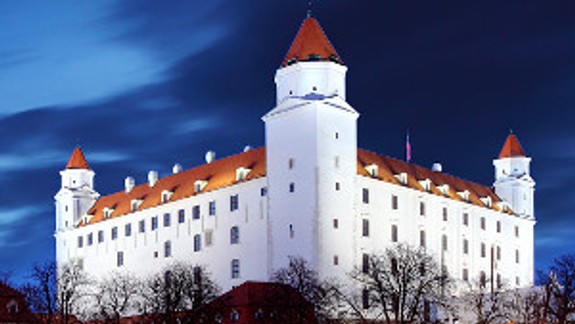 Na steny Bratislavského hradu sa bude opäť premietať