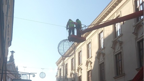 Do staromestských uličiek už nainštalovali vianočnú výzdobu