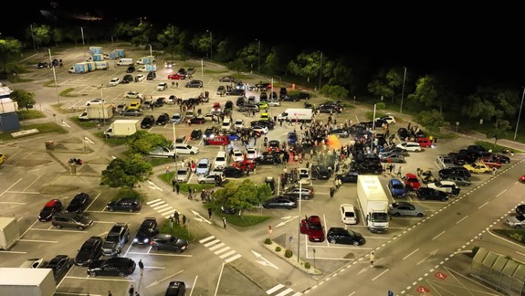 Na parkoviskách sa opäť zišli priaznovci tuningových áut, polícia zistila desiatky priestupkov