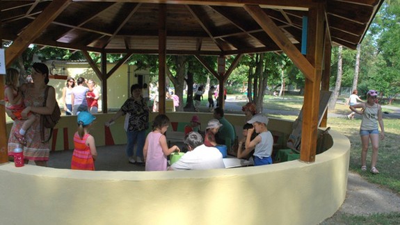 Peniaze z papierových tašiek išli na školský prístrešok