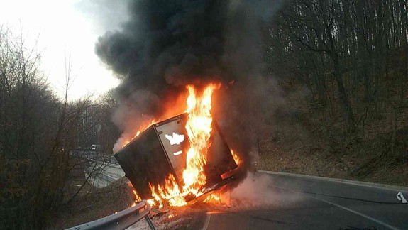 FOTO: Hasiči zasahujú pri požiari dodávky na Pezinskej Babe