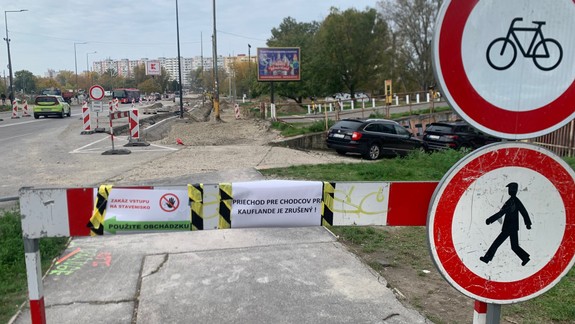 Veľký problém seniorov v Petržalke: Cesta za obedom zarúbaná