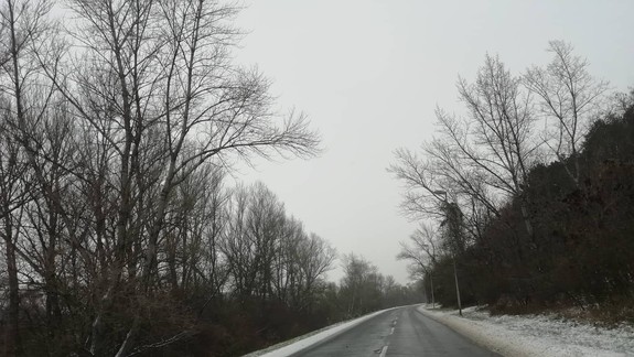 Pozor na šmykľavé cesty: Pri dopravnej nehode neďaleko Modry zasahujú hasiči