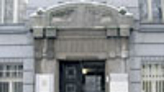 Portál strážili kamenné sochy honvédov