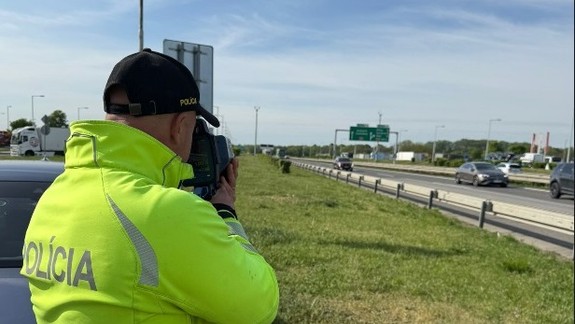 Policajti si pri odpočívadle Jarovce posvietili na vodičov, zistili viacero priestupkov