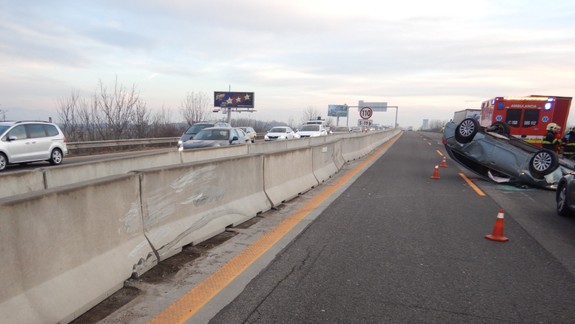 Vážna nehoda: Diaľnica medzi Sencom a Bratislavou bola v noci neprejazdná