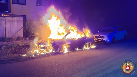 V Miloslavove niekto podpálil auto, plamene poškodili aj ďalšie vozidlo